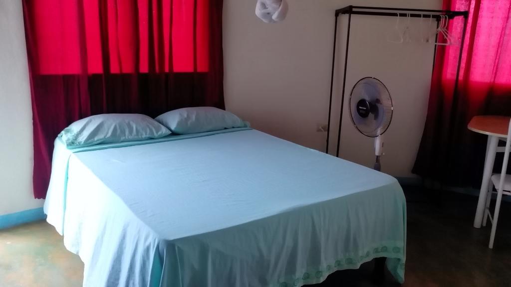 Waikiki Guest House تريجر آيلاند بيتش الغرفة الصورة